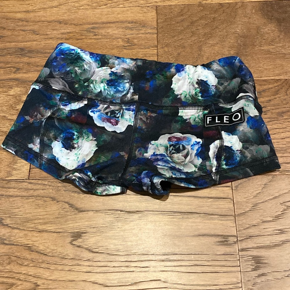 GUC size small fleo shorts